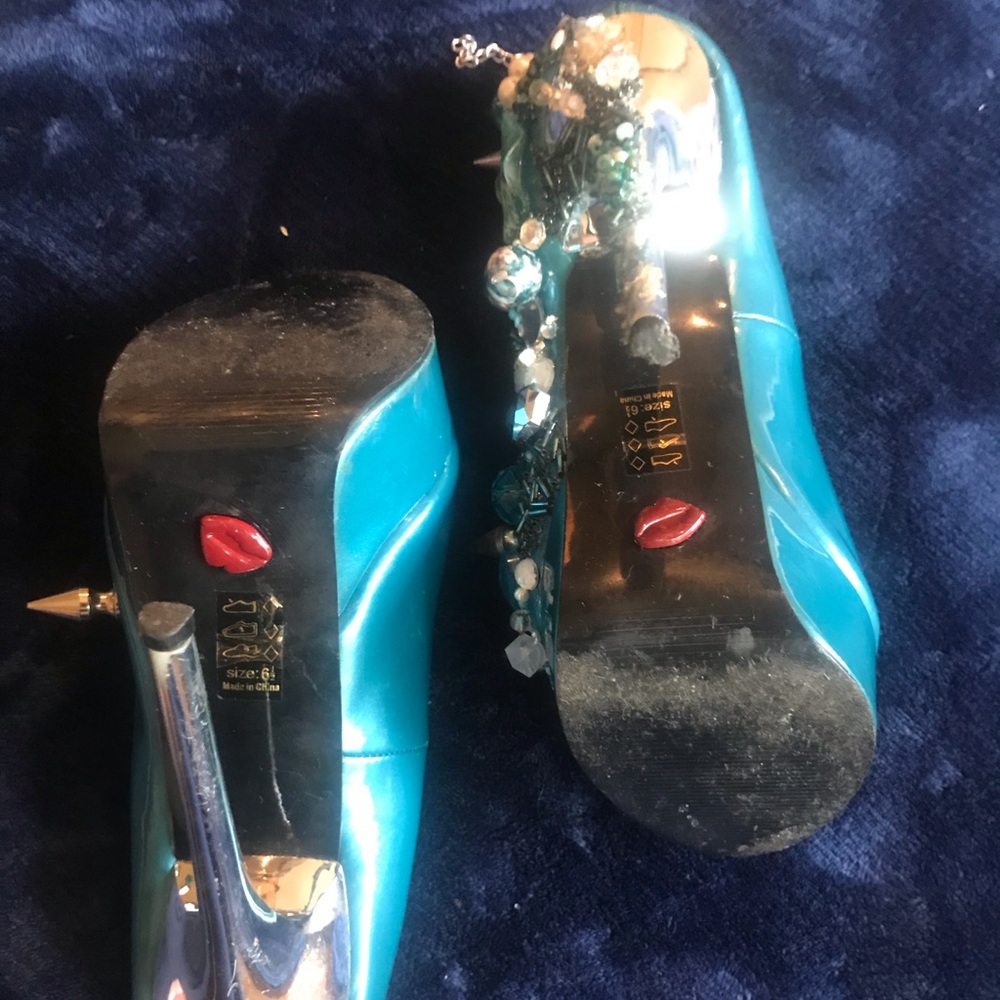 Shoes - Picture 2 of 4